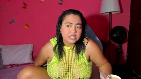 Snapshot of ivy_roosx chatting on May 18, 10:26 pm vivian online show from May 18, 10:26 pm