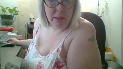 ivyjane3522 online show from May 28, 1:52 pm