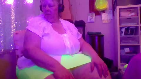 ivyjane3522 online show from June 21, 2:25 am