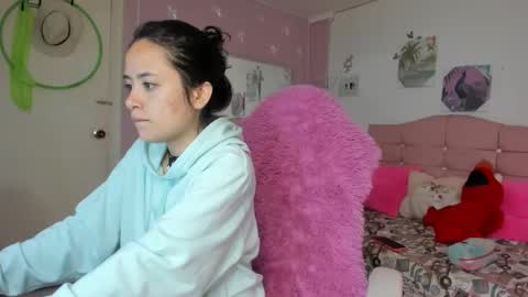 Snapshot of ivyyemerald_ chatting on May 20, 12:00 pm IVY online show from May 20, 12:00 pm