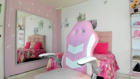 Snapshot of ivyyemerald_ chatting on July 7, 1:15 pm IVY online show from July 7, 1:15 pm
