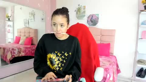 Snapshot of ivyyemerald_ chatting on July 8, 1:59 pm IVY online show from July 8, 1:59 pm