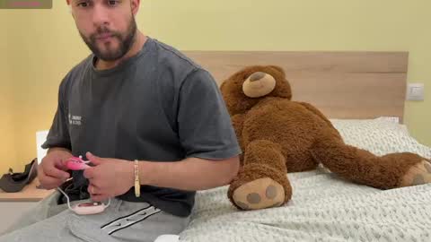 Snapshot of izaak_lover chatting on May 18, 1:35 am Izaak online show from May 18, 1:35 am