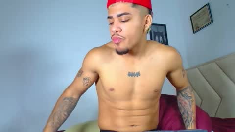 Snapshot of izaak_taylor7 chatting on November 15, 5:27 am izaack online show from November 15, 5:27 am