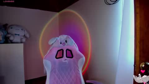 Snapshot of izumi_it0 chatting on February 19, 8:05 pm Hi dont forget to follow me on Instagram so you can hear from me when Im not online. online show from February 19, 8:05 pm