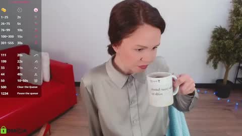 Snapshot of izzy_cam chatting on May 3, 5:13 am Queen of nylon Victoria online show from May 3, 5:13 am