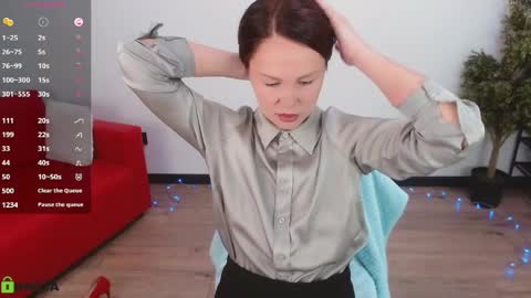 Snapshot of izzy_cam chatting on May 4, 5:47 am Queen of nylon Victoria online show from May 4, 5:47 am