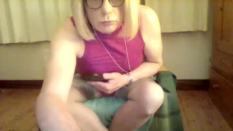Snapshot of izzy_mchoney chatting on May 15, 10:50 pm izzy_mchoney online show from May 15, 10:50 pm