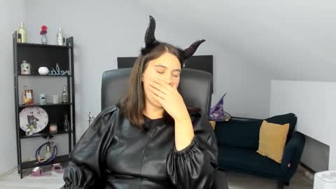 Snapshot of izzymonro chatting on October 31, 9:16 pm Izzy online show from October 31, 9:16 pm