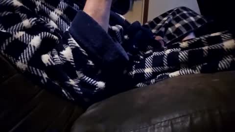 Snapshot of j1025402 chatting on April 7, 2:34 am j1025402 online show from April 7, 2:34 am