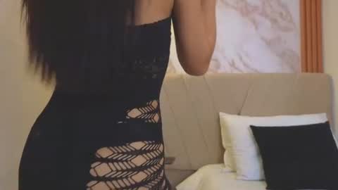 j_belle_ online show from June 11, 9:35 pm