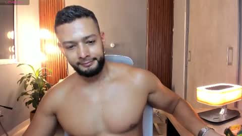 Snapshot of j_calix chatting on July 7, 8:35 pm Calix Independient model Insta and twt Calixsnake online show from July 7, 8:35 pm
