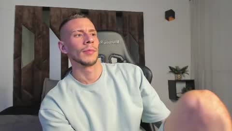 Snapshot of j_king__ chatting on June 22, 5:54 pm J King online show from June 22, 5:54 pm