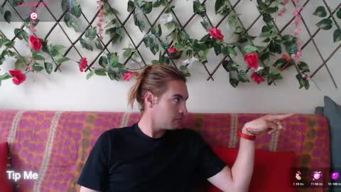 Snapshot of jack_emily11 chatting on December 18, 4:02 pm Jack and Emily online show from December 18, 4:02 pm