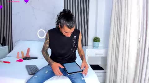 Snapshot of jackandrosse_ chatting on June 15, 1:24 pm Jack Rosse online show from June 15, 1:24 pm