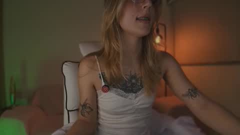 Linda Sofia help me get to 100 thumbs up online show from September 15, 4:34 am