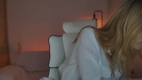 Linda Sofia help me get to 100 thumbs up online show from September 19, 5:09 am