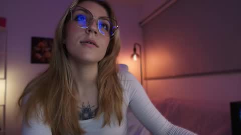 Linda Sofia help me get to 100 thumbs up online show from November 10, 4:00 am