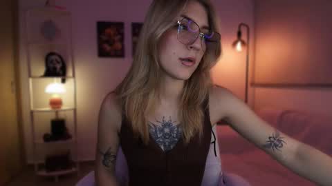 Linda Sofia help me get to 100 thumbs up online show from November 14, 4:55 am