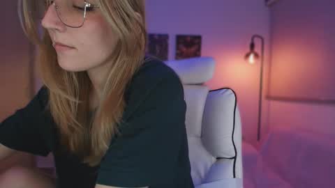 Linda Sofia help me get to 100 thumbs up online show from November 23, 3:50 am