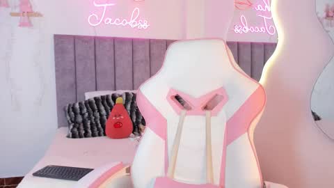 Snapshot of jacobss_gh chatting on November 18, 10:14 pm JACOBSS online show from November 18, 10:14 pm