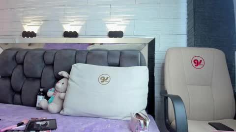  JADE  online show from November 11, 6:41 pm