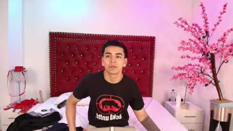 Snapshot of jaden_and_sofia chatting on May 19, 2:40 am Jaden and Sofia online show from May 19, 2:40 am