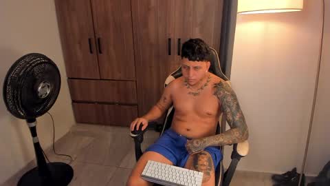 Snapshot of jake_pons chatting on May 26, 11:45 pm Jake Pons online show from May 26, 11:45 pm