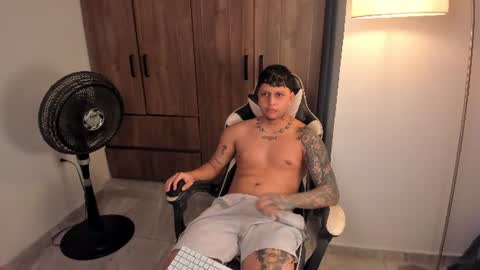 Snapshot of jake_pons chatting on June 13, 9:24 pm Jake Pons online show from June 13, 9:24 pm
