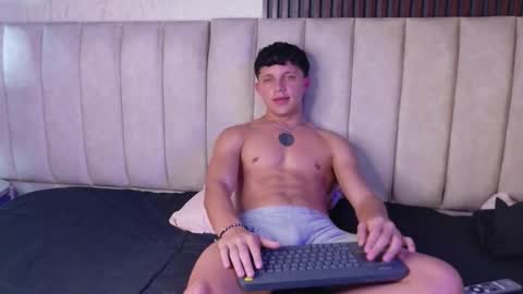 jamesgolden_ online show from December 3, 11:25 pm