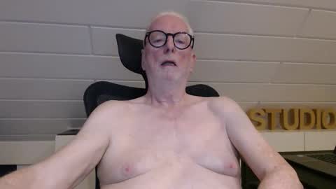 JamesGreyhound70 online show from November 26, 11:50 pm