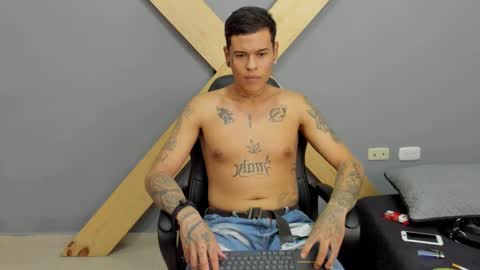 Snapshot of jamesinked_ chatting on December 13, 6:49 pm Jamesinked online show from December 13, 6:49 pm