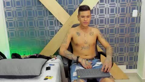 Snapshot of jamesinked_ chatting on December 31, 4:35 pm Jamesinked online show from December 31, 4:35 pm