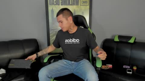 Snapshot of jamesinked_ chatting on January 6, 7:24 pm Jamesinked online show from January 6, 7:24 pm