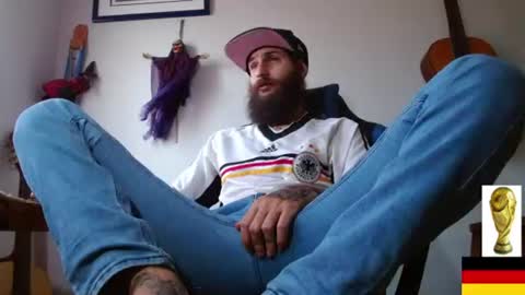 Snapshot of jammes_owen chatting on June 14, 5:04 pm Jammes. online show from June 14, 5:04 pm