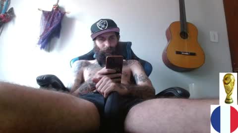 Snapshot of jammes_owen chatting on June 16, 7:05 pm Jammes. online show from June 16, 7:05 pm