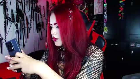 Snapshot of janna_ink chatting on December 19, 1:18 am online show from December 19, 1:18 am