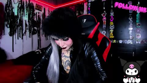 Snapshot of janna_ink chatting on October 3, 10:40 pm online show from October 3, 10:40 pm