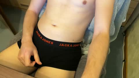Snapshot of janni_95 chatting on December 21, 3:41 pm janni_95 online show from December 21, 3:41 pm