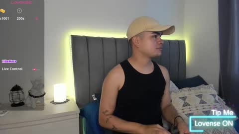 Snapshot of jarethh_ chatting on October 15, 11:10 am JARETHH online show from October 15, 11:10 am