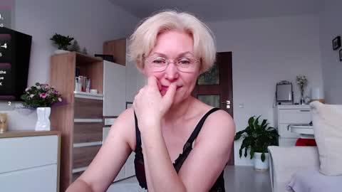 Snapshot of jasmin18v chatting on March 8, 6:17 am Jasmin room for people 40 online show from March 8, 6:17 am