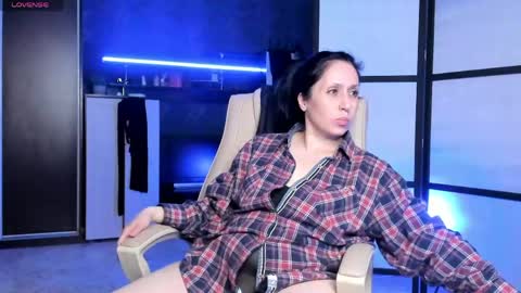 Snapshot of jasmin_milf chatting on May 16, 11:25 pm jasmin_milf online show from May 16, 11:25 pm