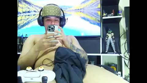 Snapshot of javi_bermuzzi chatting on July 4, 11:33 pm javi bermuzzi online show from July 4, 11:33 pm