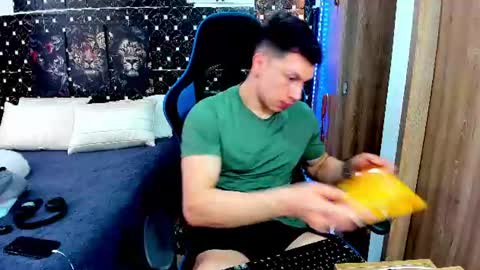 Snapshot of javiersexymann chatting on July 25, 6:05 pm Javier online show from July 25, 6:05 pm