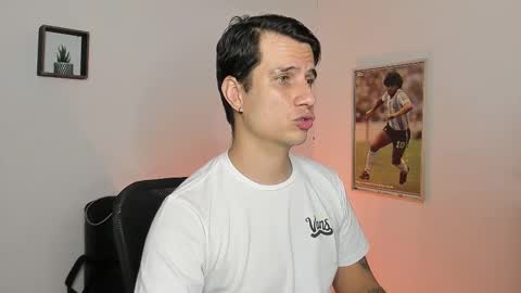 Snapshot of jayalvarrez_ chatting on February 15, 11:03 pm Jay Alvarrez online show from February 15, 11:03 pm