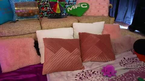 JennyBlighe online show from May 3, 11:00 pm