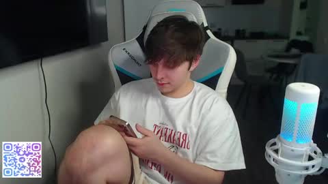 Snapshot of jayce_icestone chatting on May 6, 4:01 pm Jayce online show from May 6, 4:01 pm