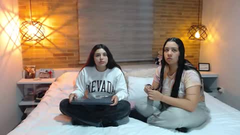 Jazmin and Scarlett online show from November 24, 10:15 am