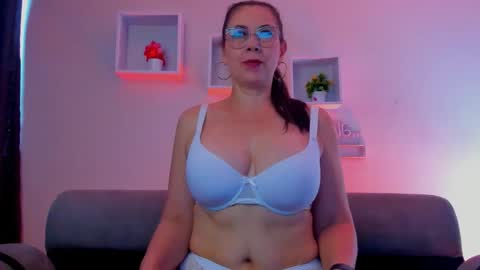 Jazmin online show from March 10, 1:05 pm