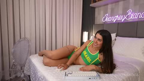 Snapshot of jeangreybianca chatting on June 2, 8:11 pm Bianca online show from June 2, 8:11 pm